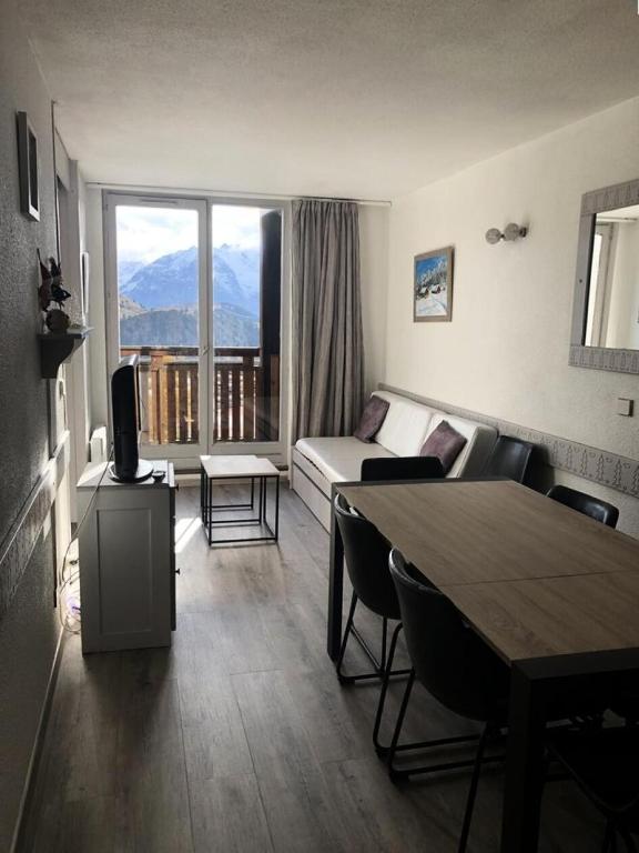 un salon avec un canapé et une table dans l'établissement Résidence Christiania - APPARTEMENT ALPE D'HUEZ QUARTIER BERGERS MAE-2191, à Huez