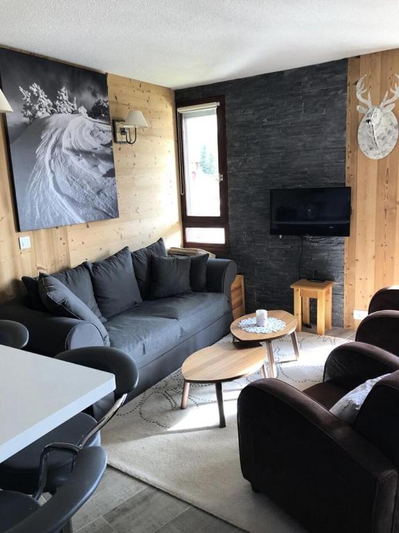 un salon avec un canapé et une table dans l'établissement Résidence Christiania - APPARTEMENT ALPE D'HUEZ QUARTIER BERGERS MAE-3091, à Huez