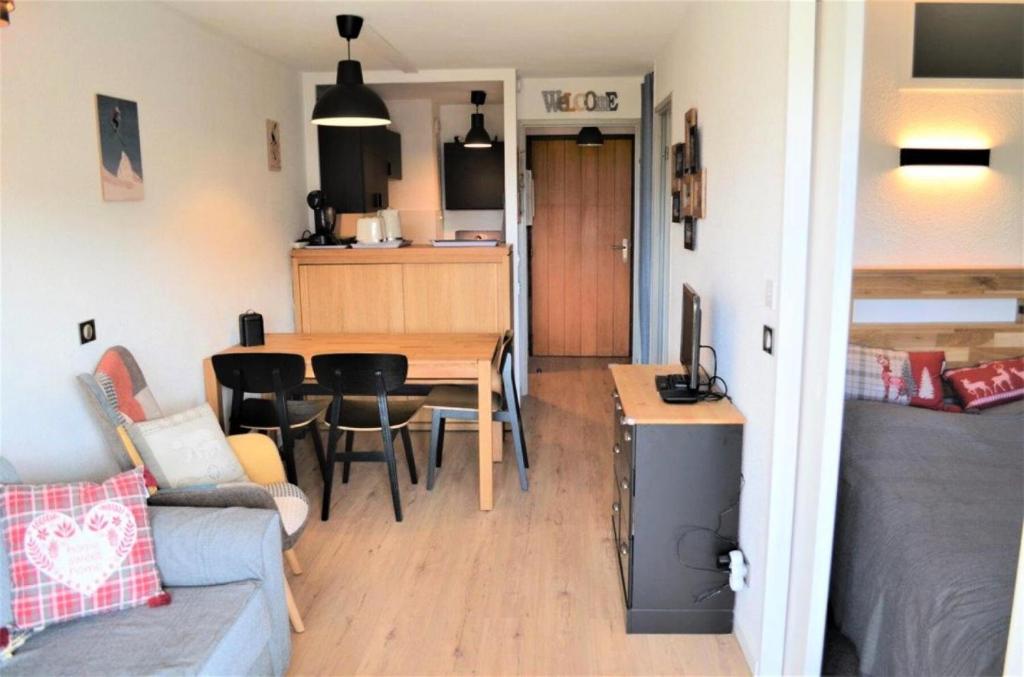 Il comprend un salon et une cuisine avec une table et des chaises. dans l'établissement Résidence Christiania - APPARTEMENT ALPE D'HUEZ QUARTIER BERGERS MAE-3181, à Huez