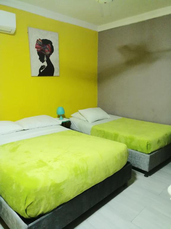 Postel nebo postele na pokoji v ubytování Sai hostels