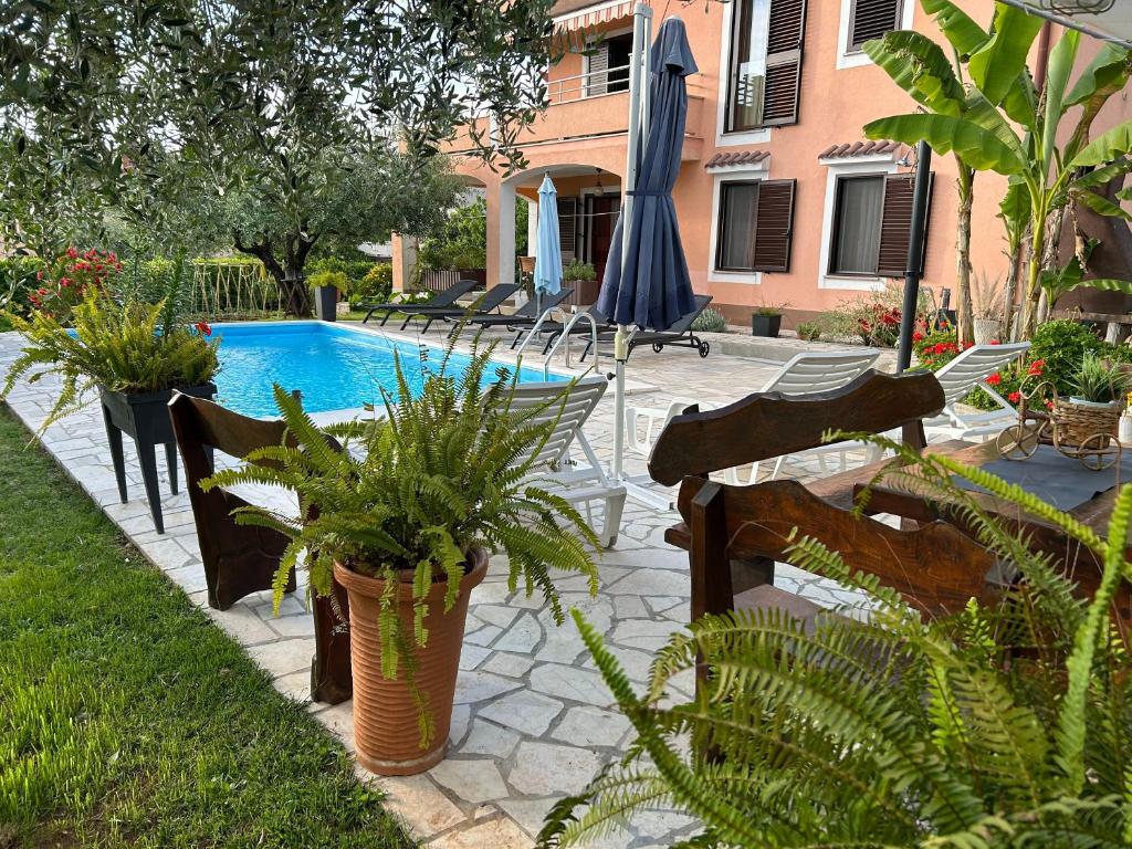 Bazén v ubytovaní Apartments Mandić alebo v jeho blízkosti