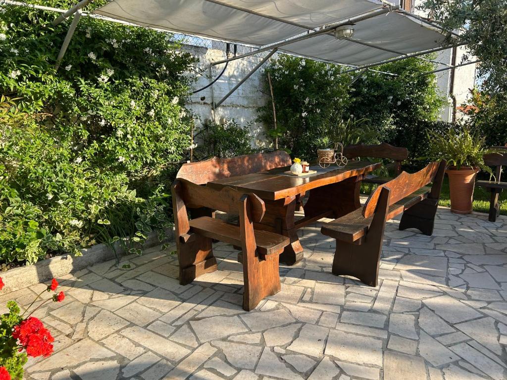Vonkajšia záhrada v ubytovaní Apartments Mandić