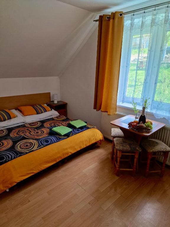 Postel nebo postele na pokoji v ubytování v SRDCI LESA
