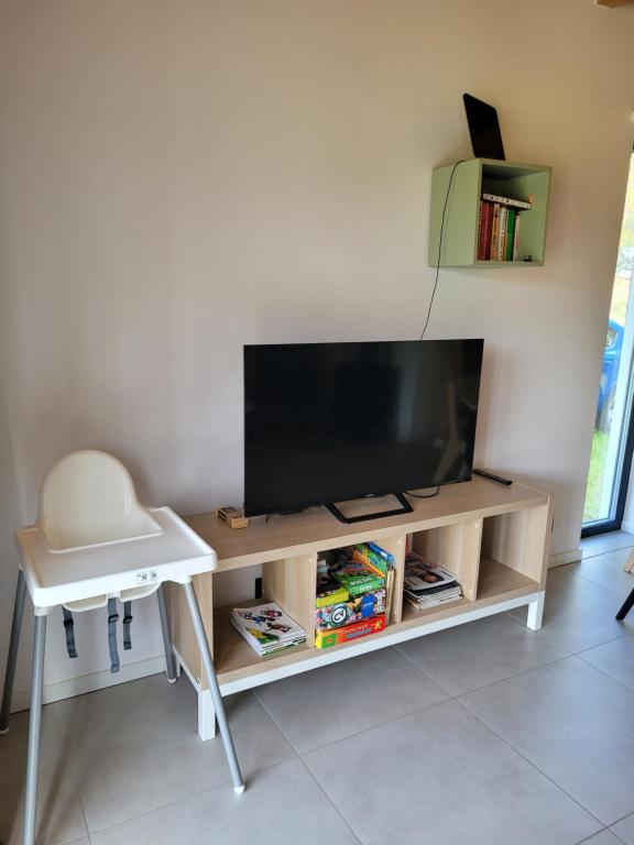 Televízia a/alebo spoločenská miestnosť v ubytovaní Przytullas - Domki na Mazurach