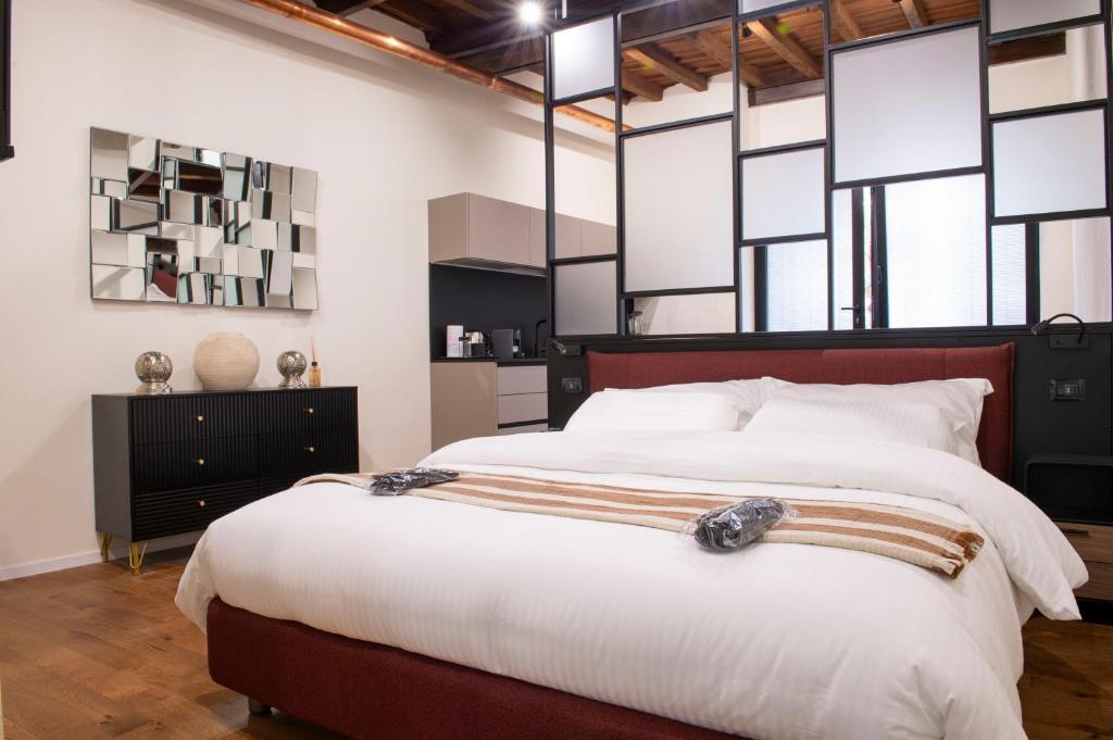 Hotel Maison Ametie, a bedroom with a large bed and some windows at Maison Ametie in Rome