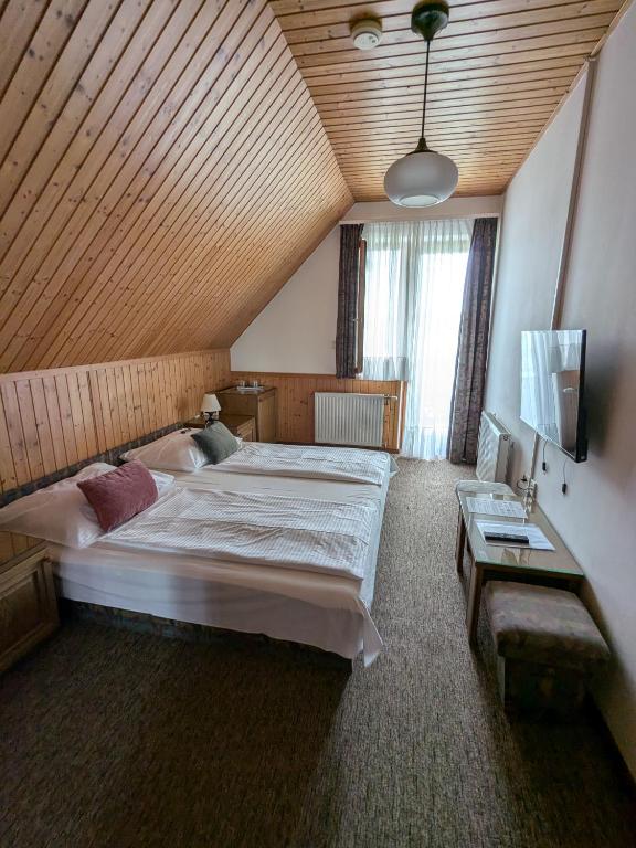 Postel nebo postele na pokoji v ubytování Gründner Vendégház