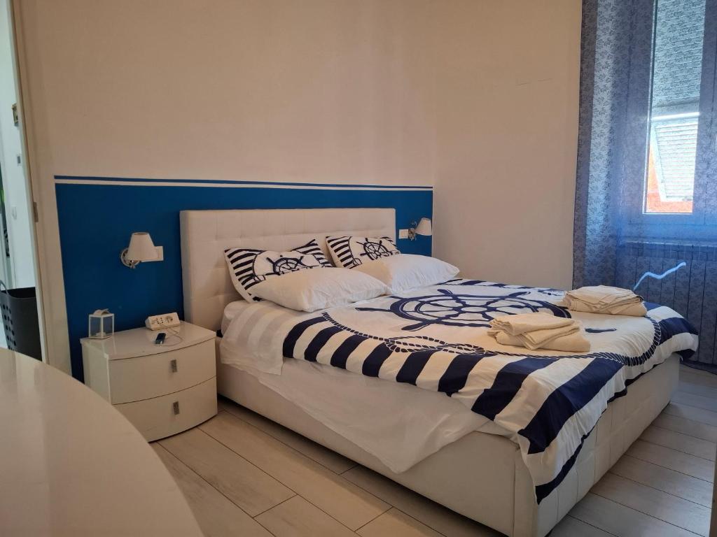 a bedroom with a bed with a blue headboard at Casa Carlo La Spezia in La Spezia