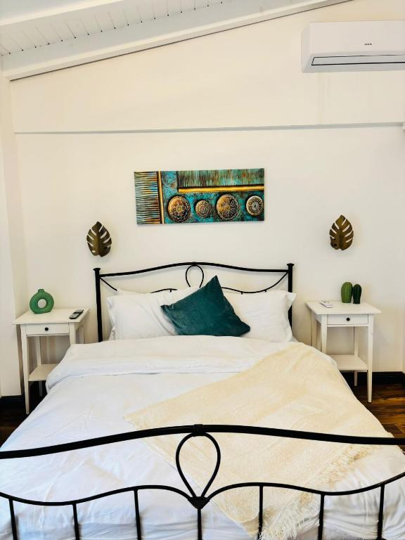 ein Schlafzimmer mit einem großen Bett und zwei Tischen in der Unterkunft Sadele Hacımemiş in Cesme