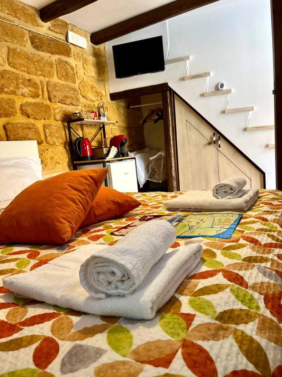 Postel nebo postele na pokoji v ubytování Home Via Neve-Historical Centre