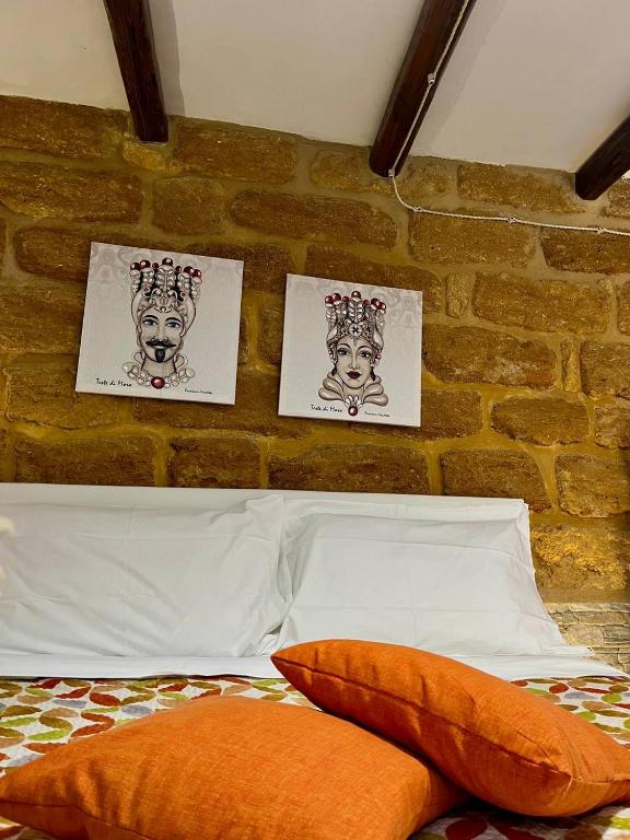 Postel nebo postele na pokoji v ubytování Home Via Neve-Historical Centre