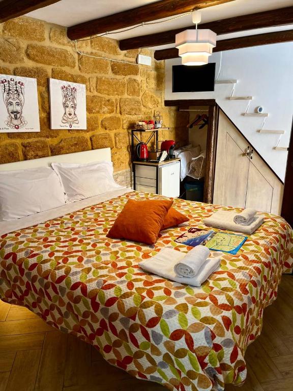 TV a/nebo společenská místnost v ubytování Home Via Neve-Historical Centre