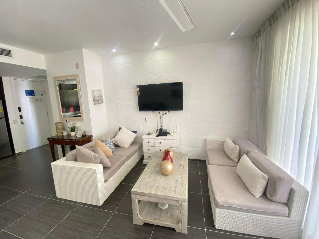 TV a/nebo společenská místnost v ubytování Cozy Oceanview Retreat Samana XIV-101