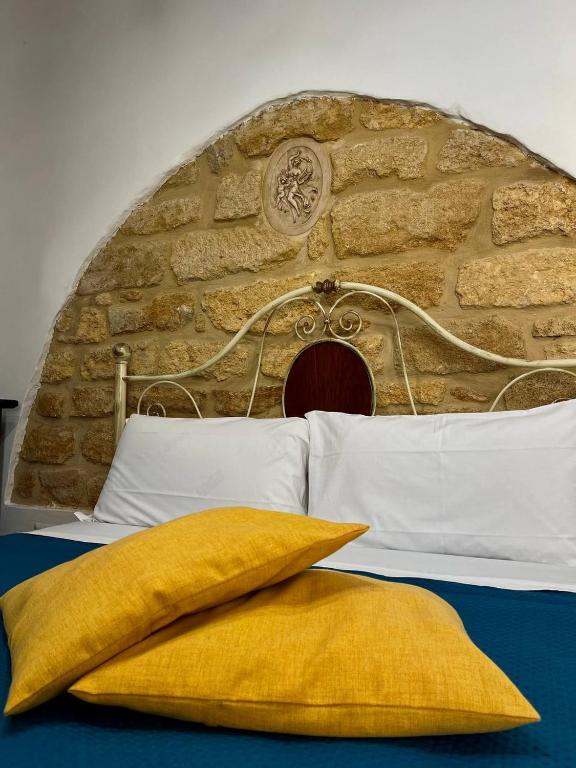 Postel nebo postele na pokoji v ubytování Home Via Neve-Historical Centre