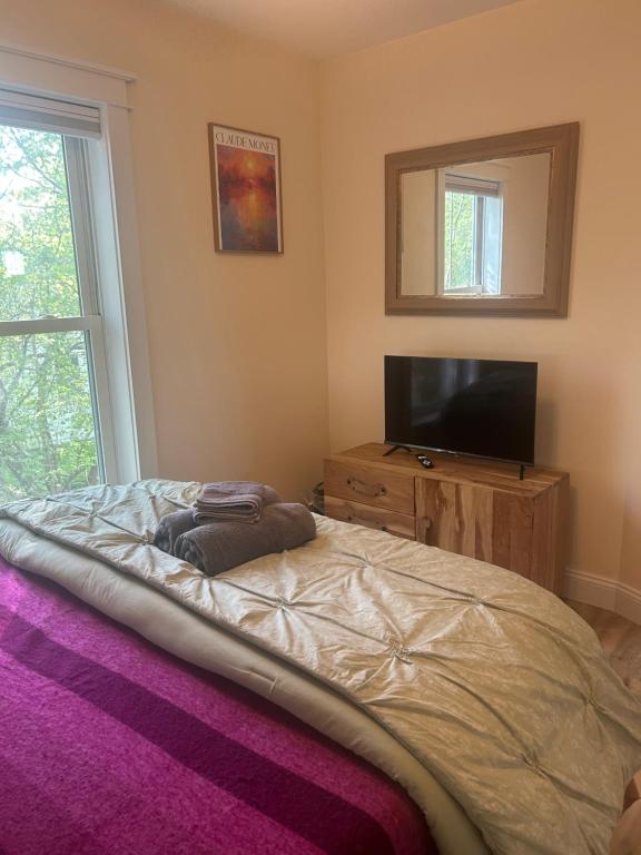 Postel nebo postele na pokoji v ubytování Roberts Lake House Room #3
