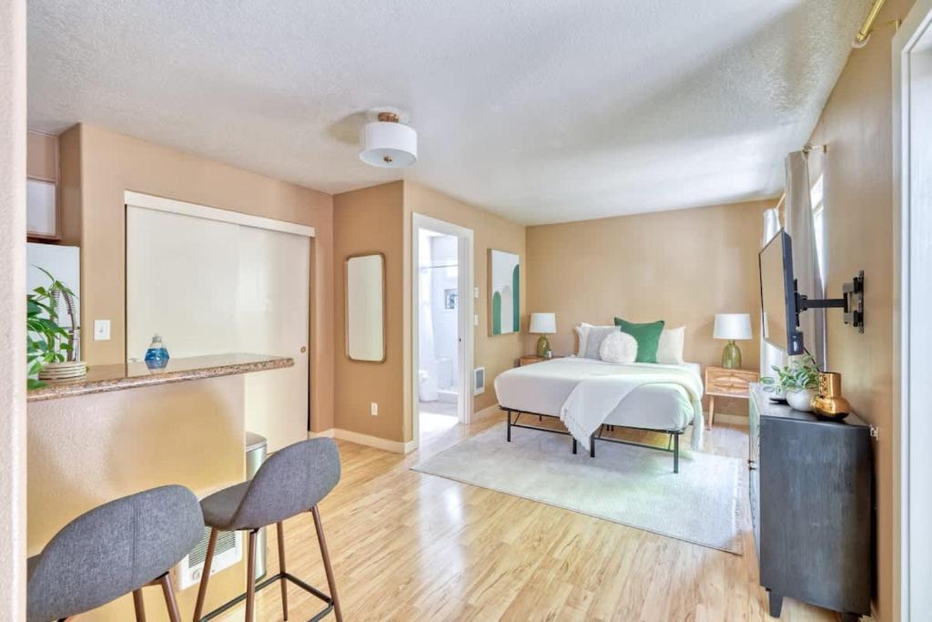 Ένα ή περισσότερα κρεβάτια σε δωμάτιο στο Stay Portland - Peaceful Johns Landing Studio - Near OHSU