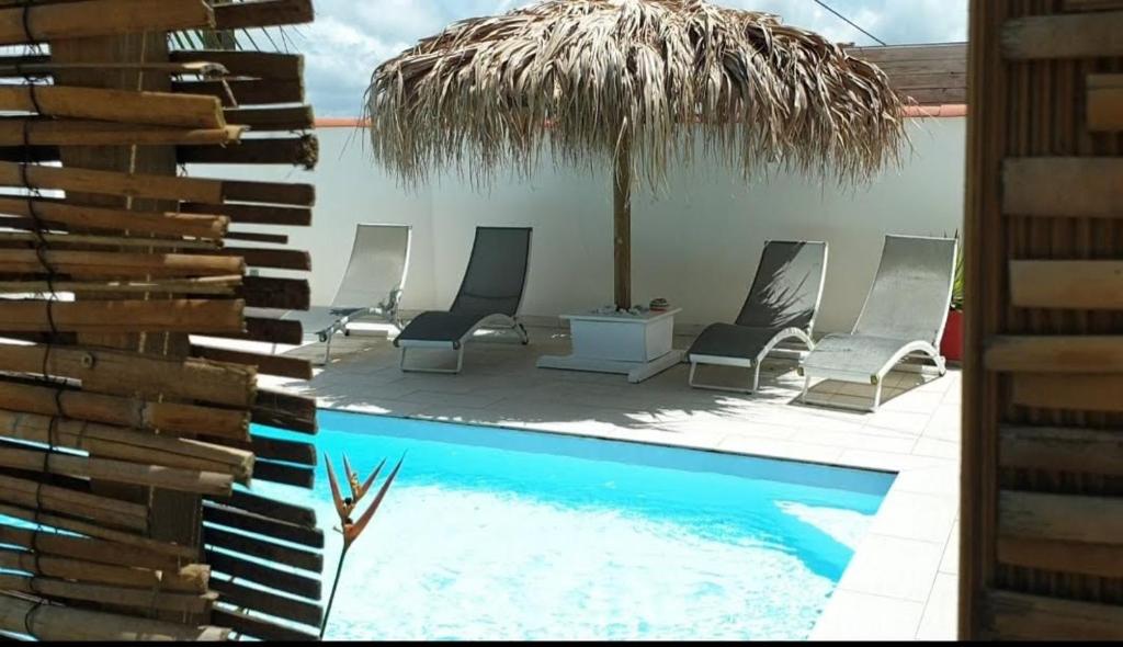 Bazén v ubytování Canne à sucre Martinique nebo v jeho okolí