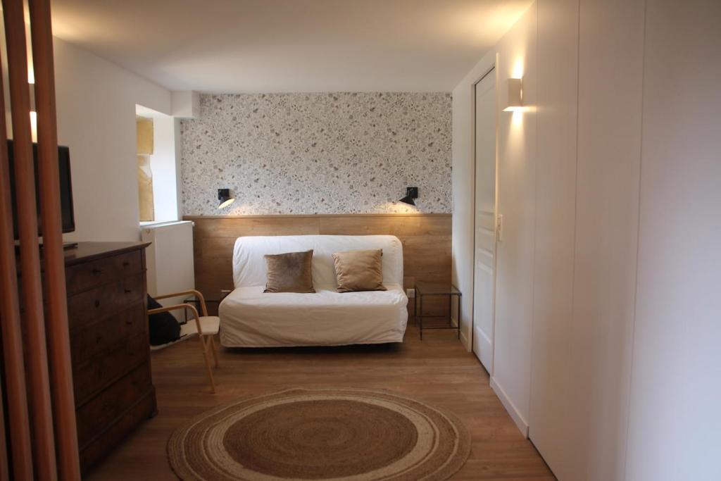 Une petite chambre avec un lit et une chambre avec dans l'établissement Studio de charme, à La Celle-sous-Gouzon