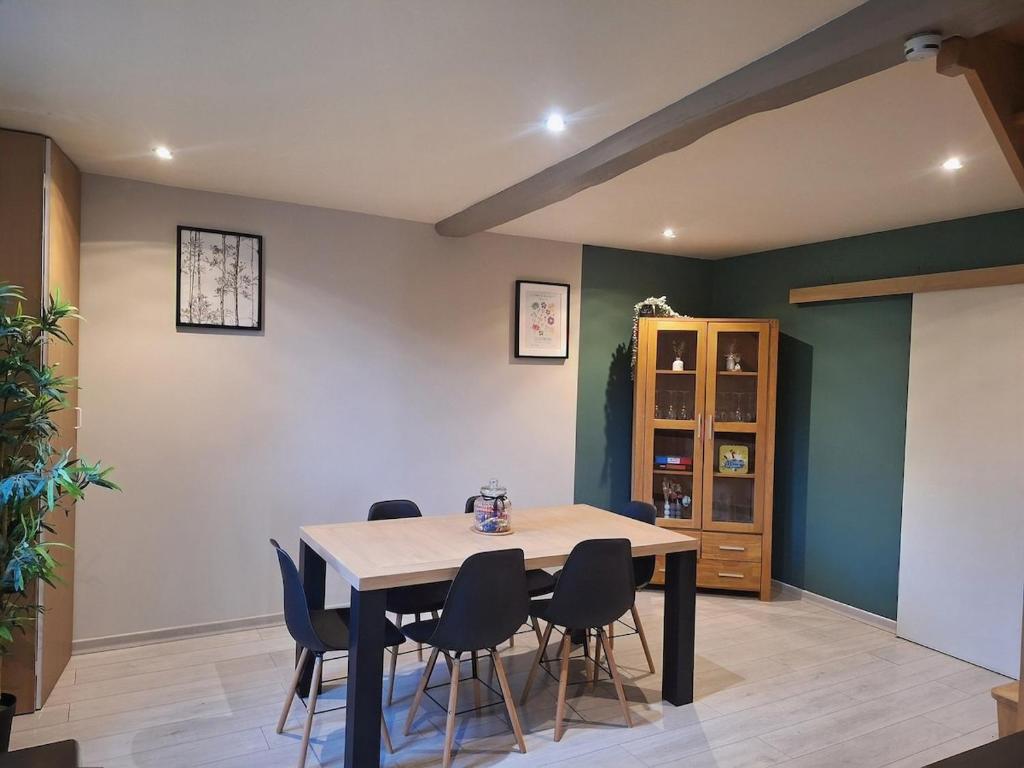 a dining room with a table and chairs at Maison cosy au calme avec jardin clos sans vis a vis, proche de vichy, clermont-ferrand, riom, in Saint-André-le-Coq