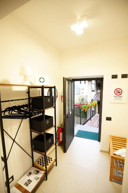 Palanda nebo palandy na pokoji v ubytování The One Malpensa Rooms