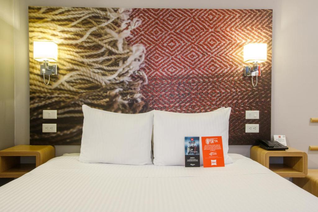 Postel nebo postele na pokoji v ubytování ibis Quito