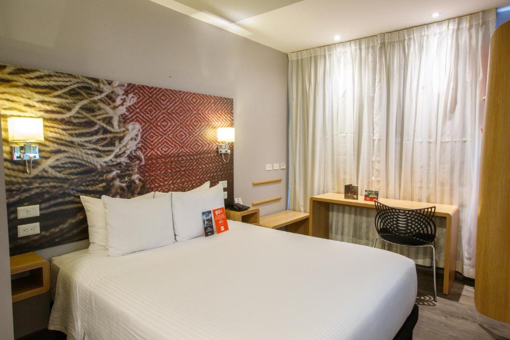 Postel nebo postele na pokoji v ubytování ibis Quito