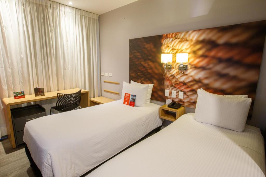 Postel nebo postele na pokoji v ubytování ibis Quito