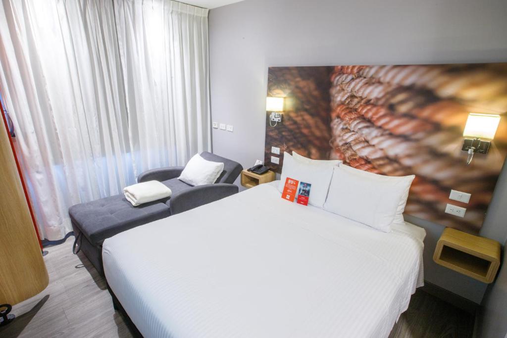 Postel nebo postele na pokoji v ubytování ibis Quito