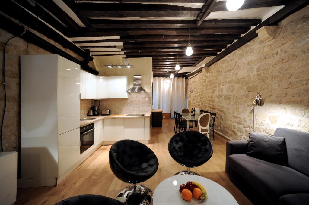 Unique loft apartment in Le Marais - Three-Bedroom Apartment