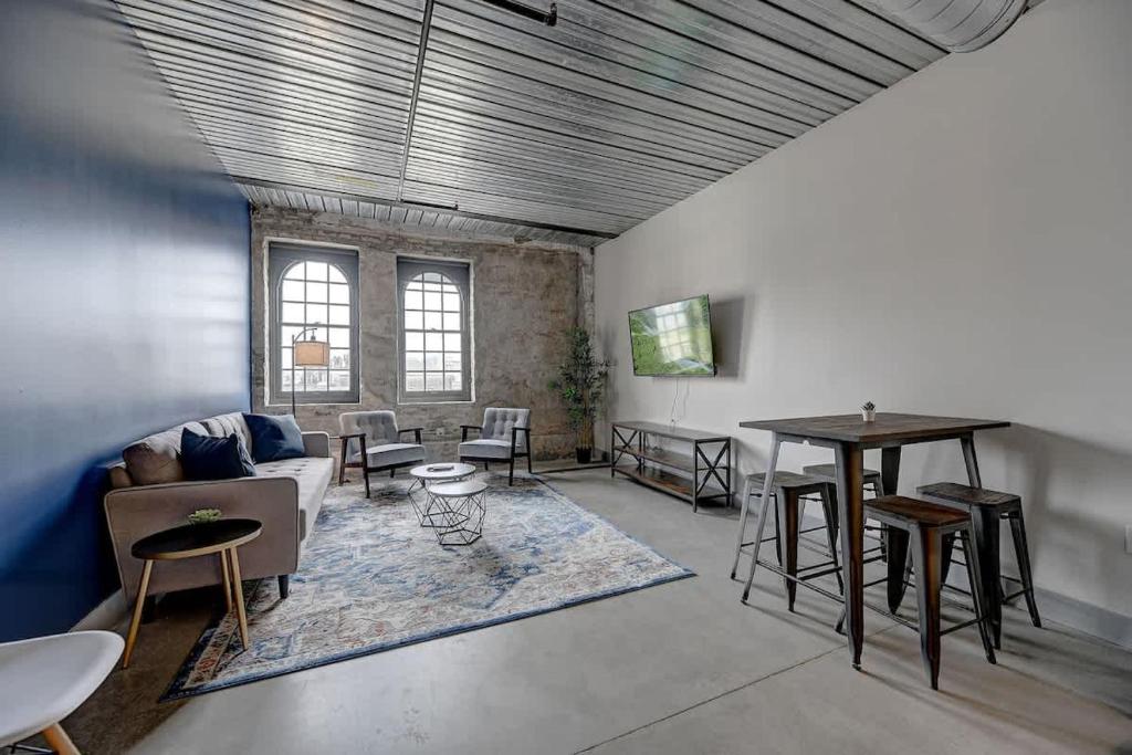 Χώρος καθιστικού στο Stunning 1BD near Historic Pabst Brewery - Fiserv