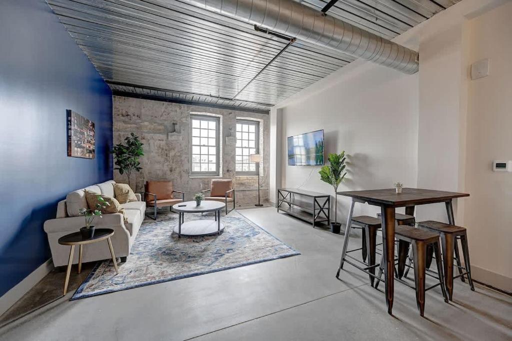 Χώρος καθιστικού στο Cozy 1BD near Historic Pabst Brewery - Fiserv