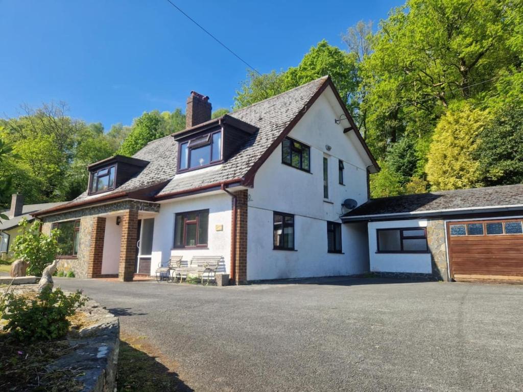 a large white house with a driveway at Y Fedw Wen in Bont Newydd