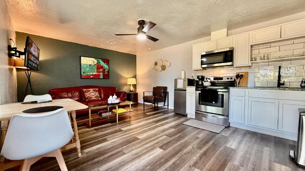 Η κουζίνα ή μικρή κουζίνα στο 1BR Apt 1400 Monthly 7min to OKC Fair #20A