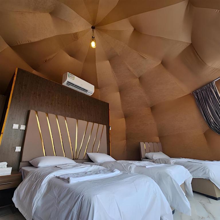 Postel nebo postele na pokoji v ubytování Louis Bedouin Luxe Resort