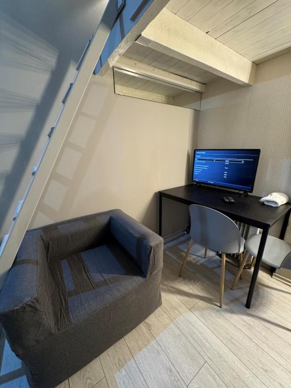 une pièce avec un bureau avec un ordinateur et une chaise dans l'établissement Tiny Flat hyper centre rue de bourgogne, à Orléans