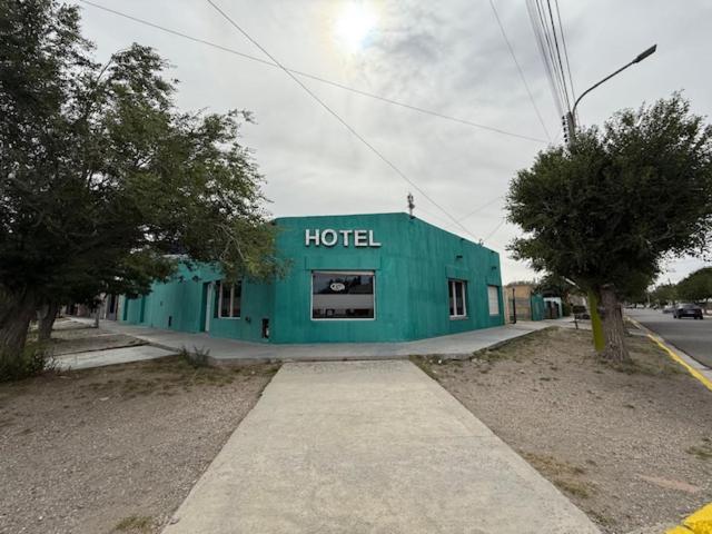 un edificio azul al costado de una calle en La Posta de Adolfo, en Las Heras