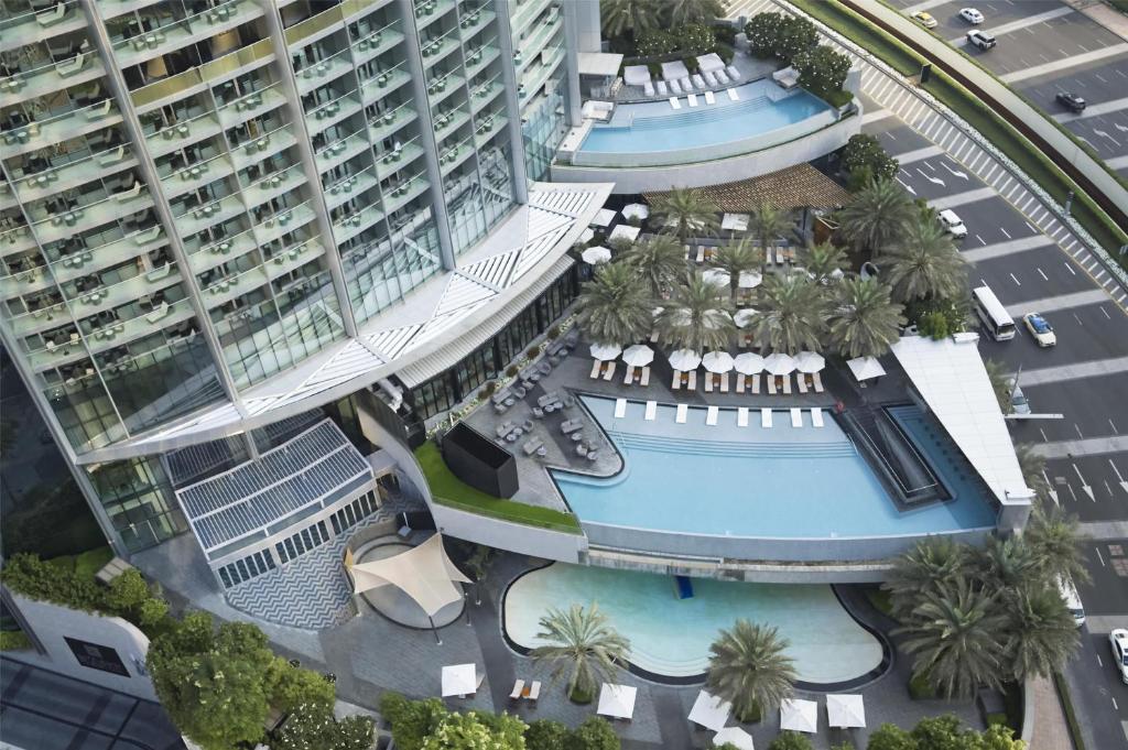 Kempinski The Boulevard Dubai游泳池或附近泳池