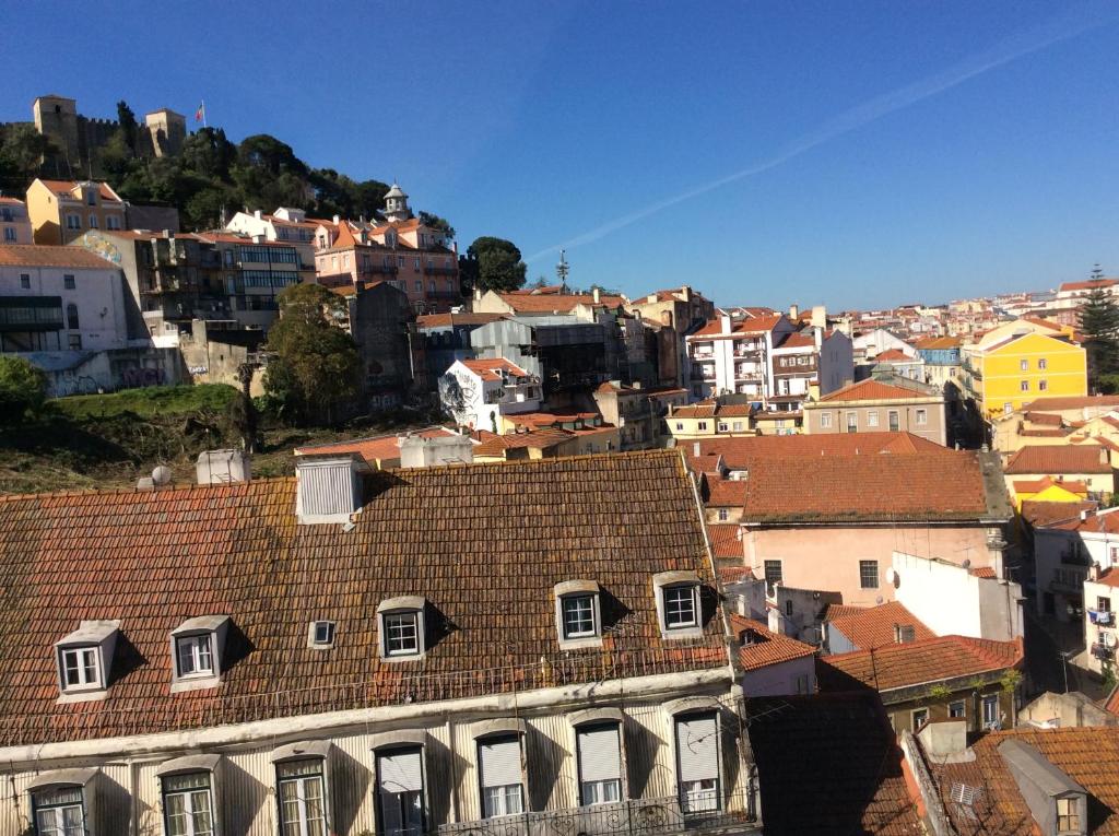 リスボンにあるBoavista appartement dans la Mourariaの屋根と建物のある街並み