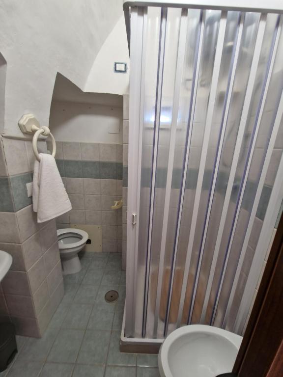 y baño con ducha y aseo. en C'era una volta, en Martina Franca