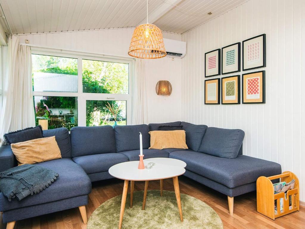 Posezení v ubytování Four-Bedroom Holiday home in Knebel 7