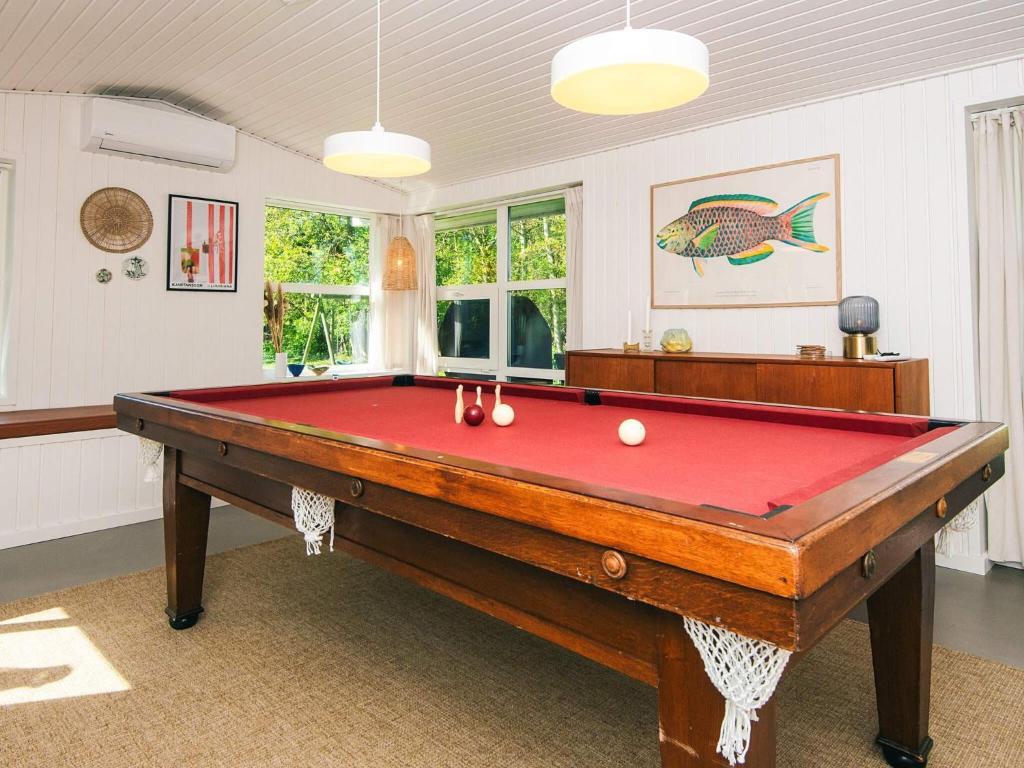 Biliár nebo kulečník v ubytování Four-Bedroom Holiday home in Knebel 7