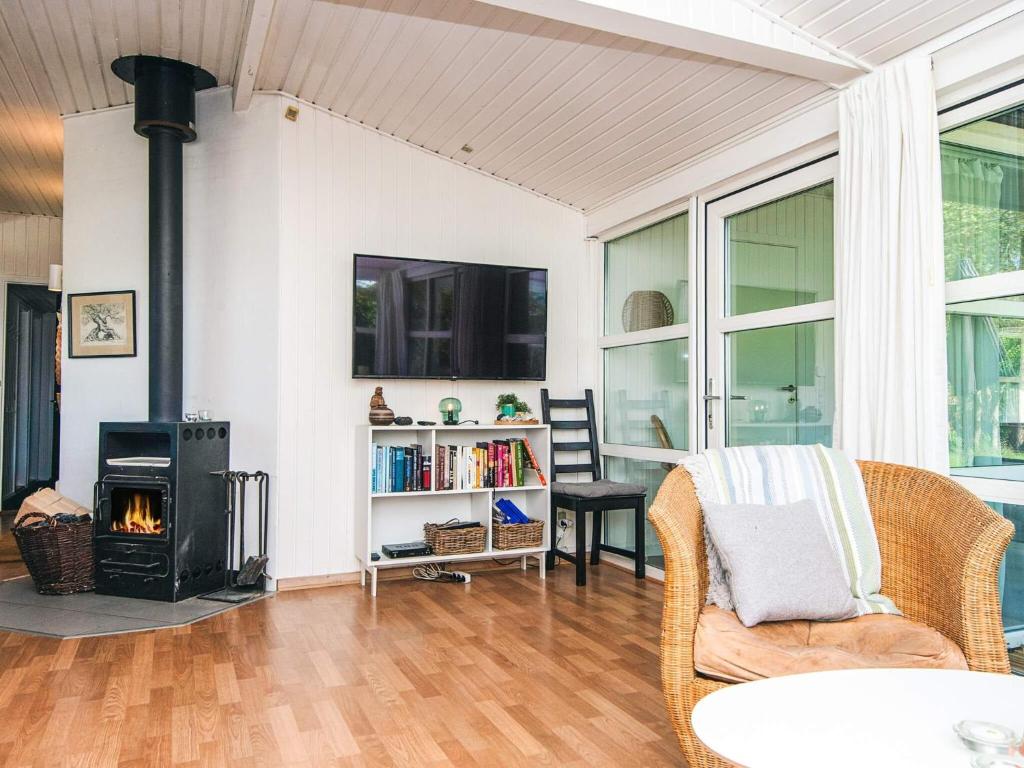 TV a/nebo společenská místnost v ubytování Four-Bedroom Holiday home in Knebel 7