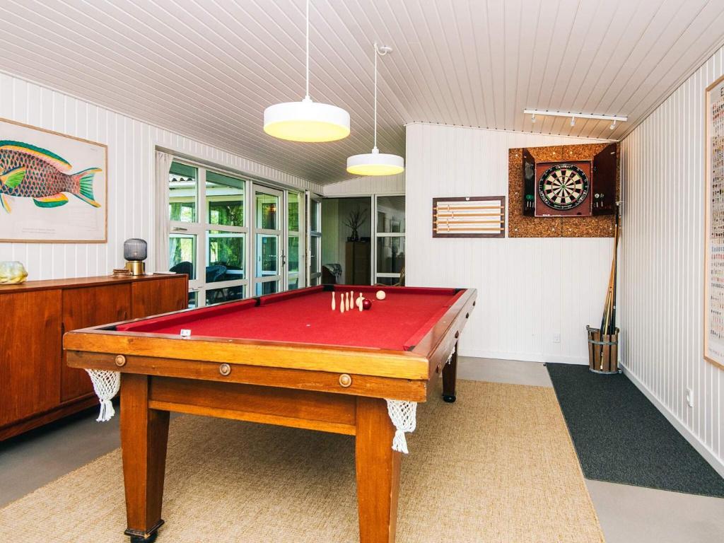 Biliár nebo kulečník v ubytování Four-Bedroom Holiday home in Knebel 7