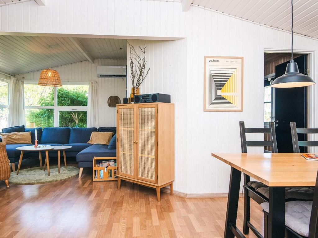 Posezení v ubytování Four-Bedroom Holiday home in Knebel 7