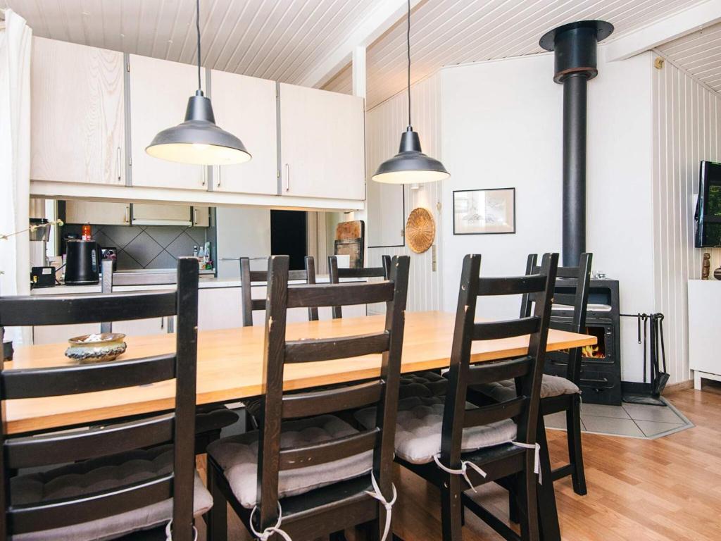 Fotografie z fotogalerie ubytování Four-Bedroom Holiday home in Knebel 7 v destinaci Skødshoved Strand