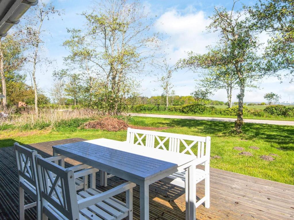 Zahrada ubytování Four-Bedroom Holiday home in Knebel 7