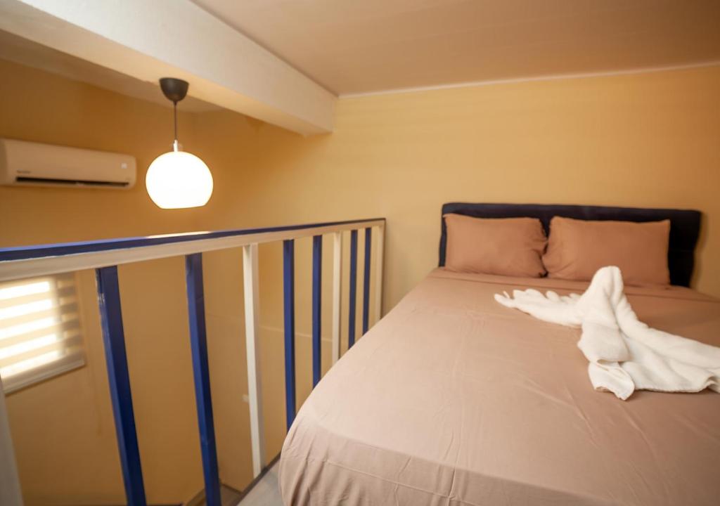 Postel nebo postele na pokoji v ubytování Jeymar Studio