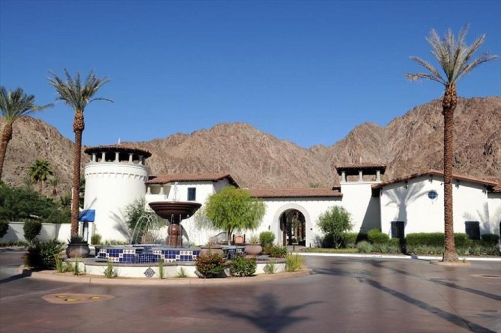 een thuis in de woestijn met bergen op de achtergrond bij 48573 Classic Unit B in La Quinta