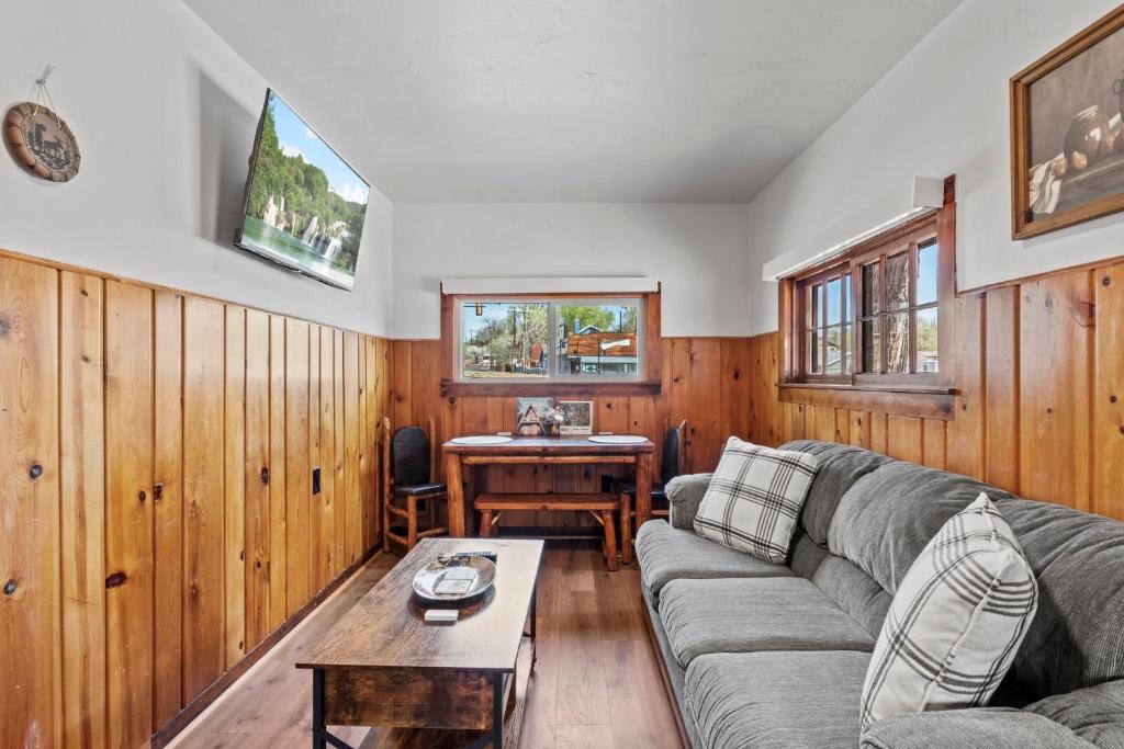 een woonkamer met een bank en een tafel bij Timber Lodge #1 in Colorado Springs