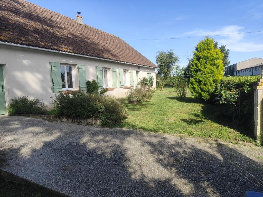a white house with a window and a yard at Maison plain-pied à la campagne avec jardin privatif, barbecue, proche Parc de la Brenne et Châteauroux - FR-1-591-599 in Arthon