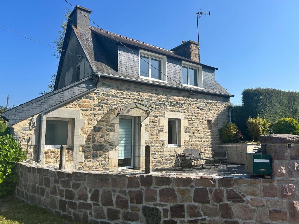 パンポルにあるVacation Home in Paimpol near GR34 Trailの石壁石造りの家